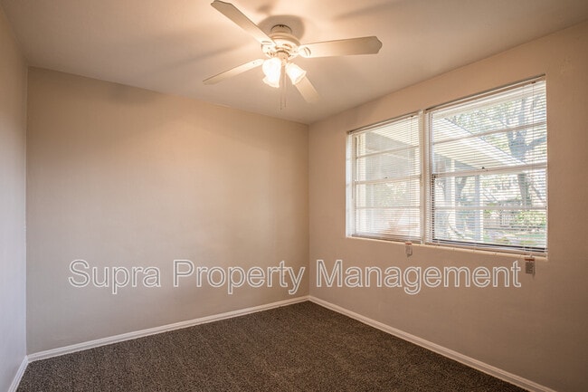 Foto del edificio - 1059 Glynlea Rd