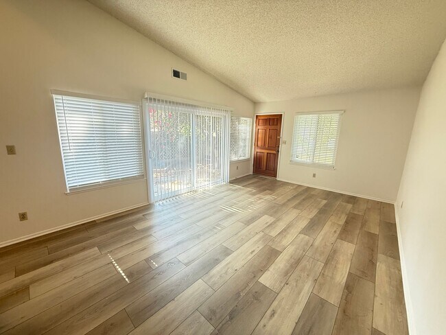 Foto del edificio - Beautiful 3-Bedroom Condo in Chatsworth!