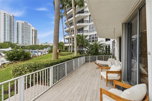 Foto del edificio - 3500 Mystic Pointe Dr
