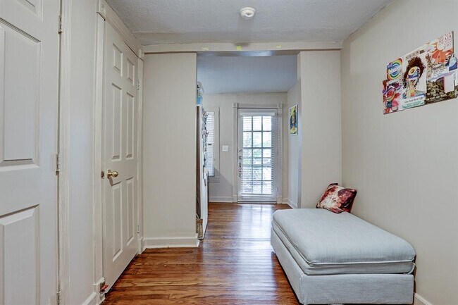Foto del edificio - 1247 W Gray St