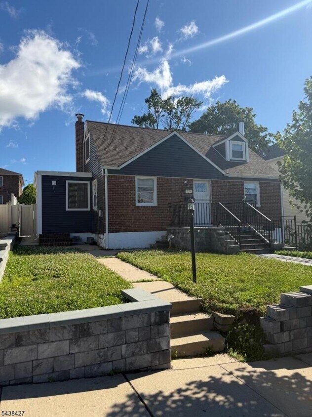 Building Photo - 174 Leonard Pl