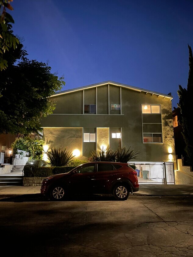 Foto principal - 8011 Norton Ave