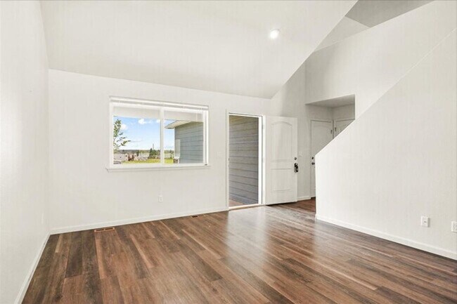 Foto del edificio - 3 BEDROOM 2 AND A HALF BATH NEWER CONSTRUCTION TWINHOME IN HARMONY VALLEY