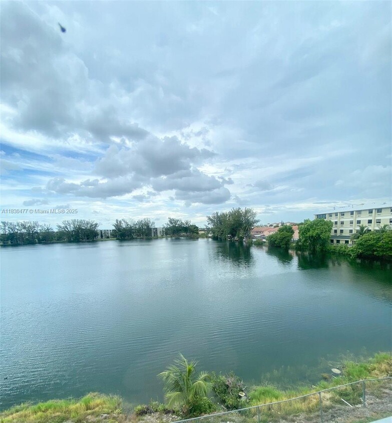 Foto principal - 9911 W Okeechobee Rd