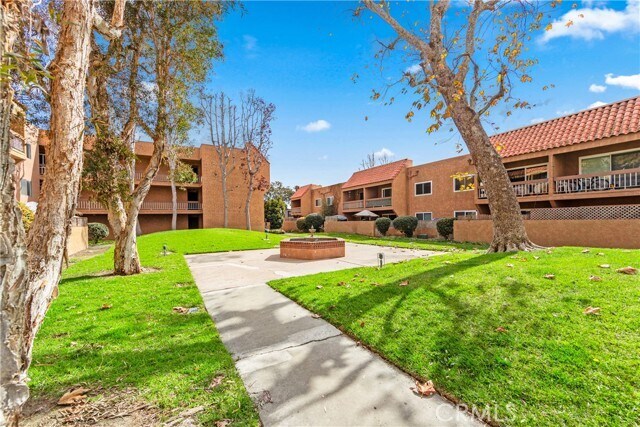 Foto del edificio - 6600 Warner Ave
