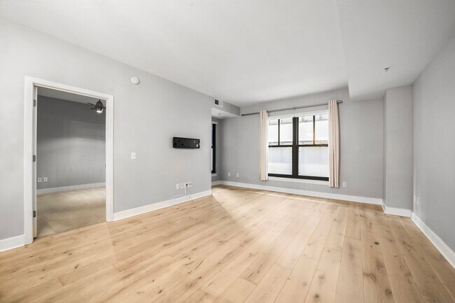 Building Photo - Available Now! High End 1 Bed/ 1 Bath in Amenity Rich Building