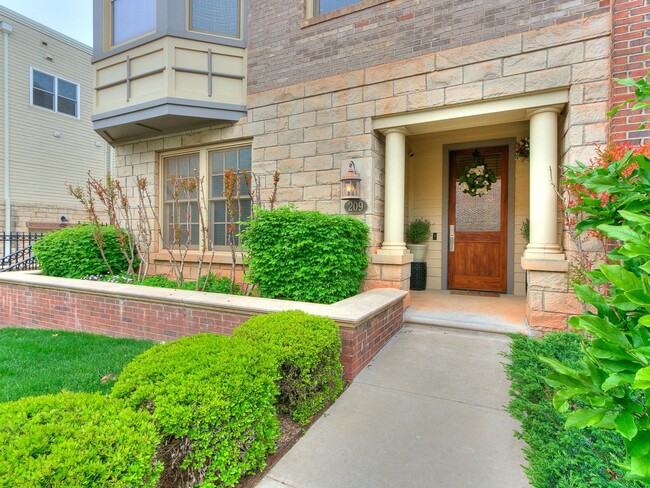 Building Photo - Beautiful Downtown OKC Townhouse