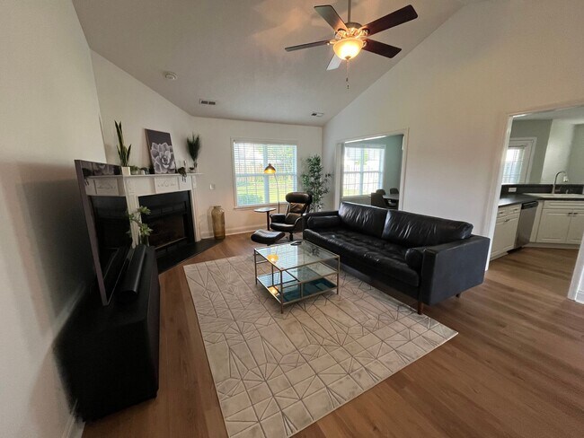 Foto del edificio - 642 Hillside Dr