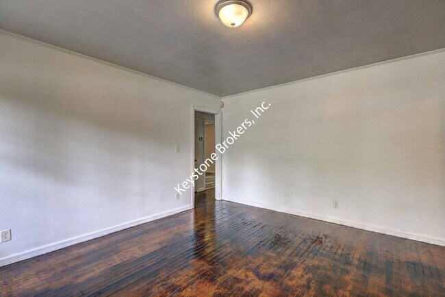 Building Photo - 2634 Tredway Dr