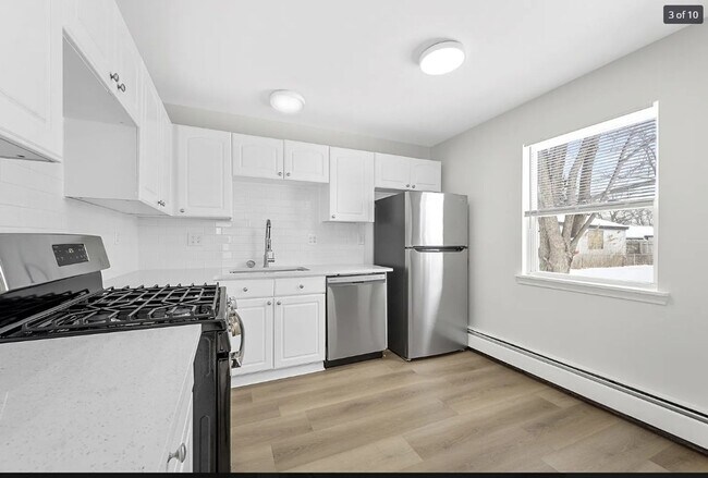 Foto del edificio - COMING SOON! Charming 3-Bed Home in Roseville with Modern Upgrades