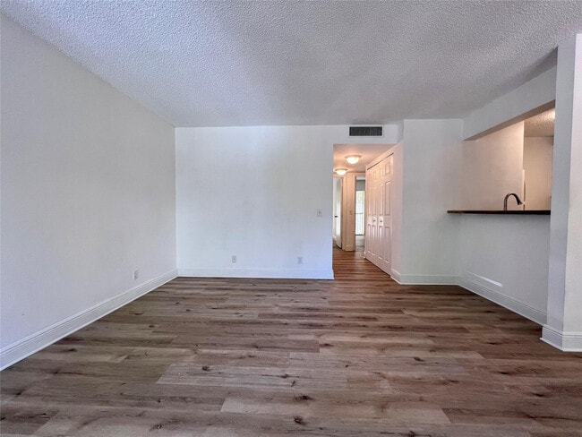 Foto del edificio - 1013 Meadows Cir