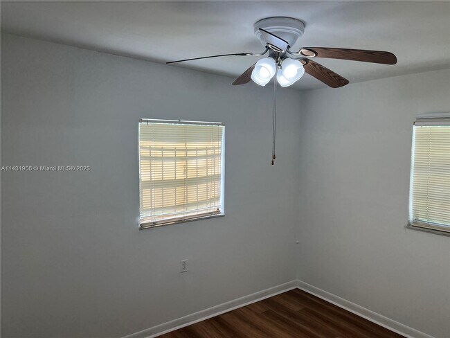 Foto del edificio - 1880 NW 28th St