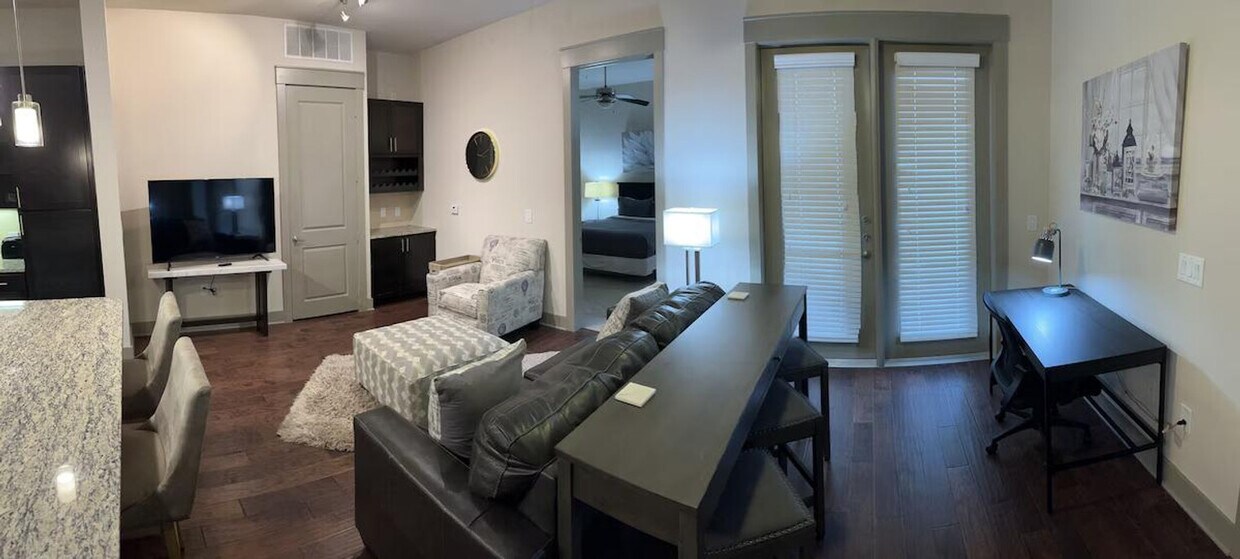 Foto principal - 5655 Carnegie Blvd