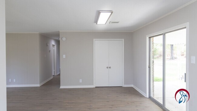 Foto del edificio - Coming Available in September – Updated 3 ...
