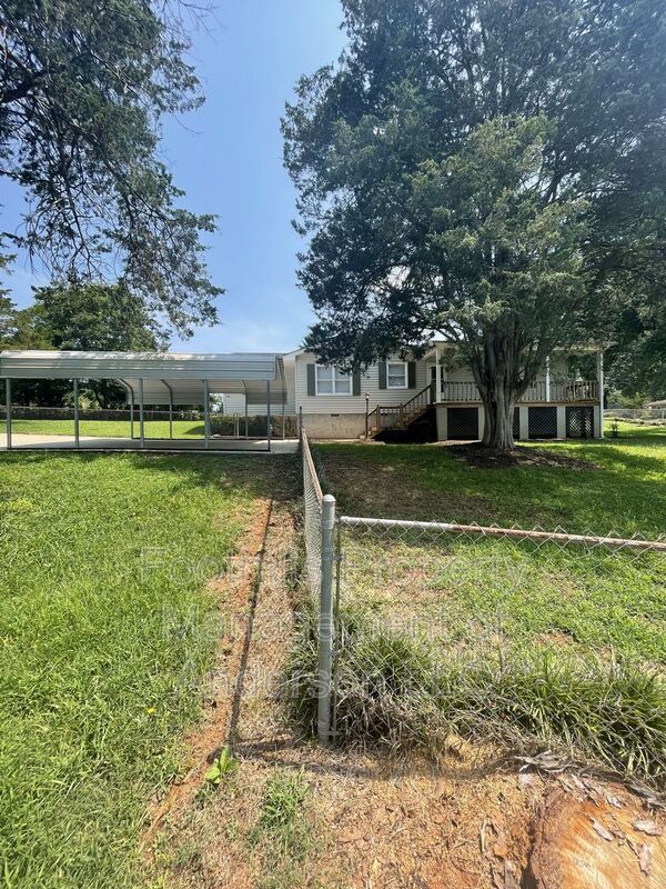 Foto del edificio - 121 Point Lookout Rd