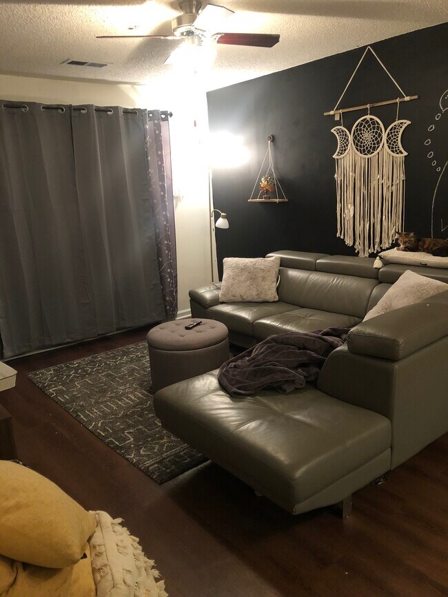 Foto del edificio - 513 Cobblestone Dr