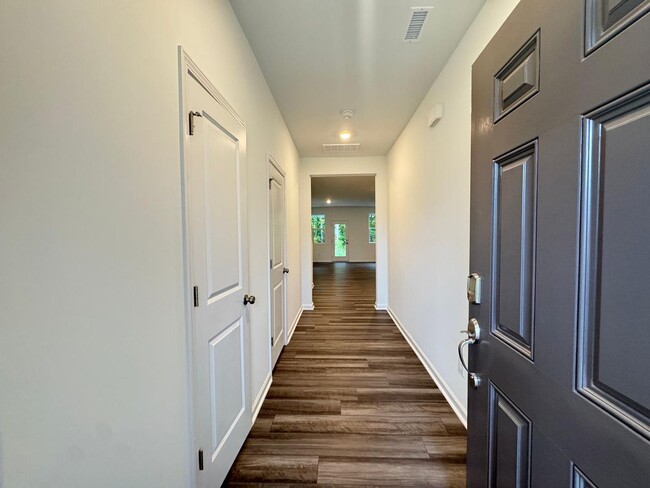 Foto del edificio - STUNNING BRAND-NEW TOWNHOUSE in a very con...