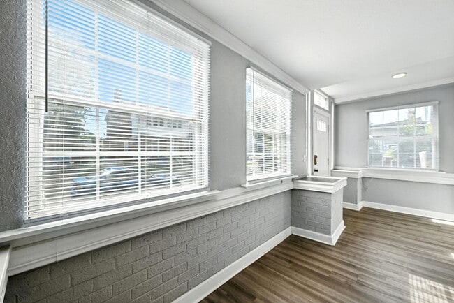 Building Photo - 931 Kenton Ave