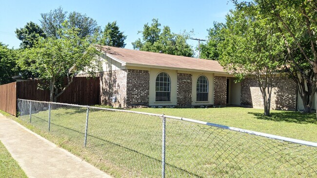 Building Photo - Nice 4 Bedroom home in Birdville ISD