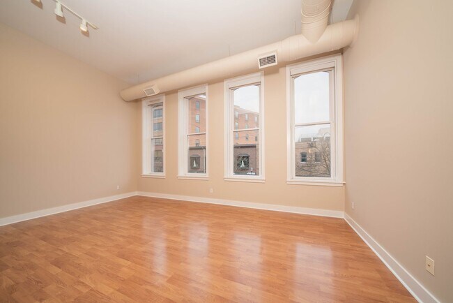 Building Photo - Peregrine 224
