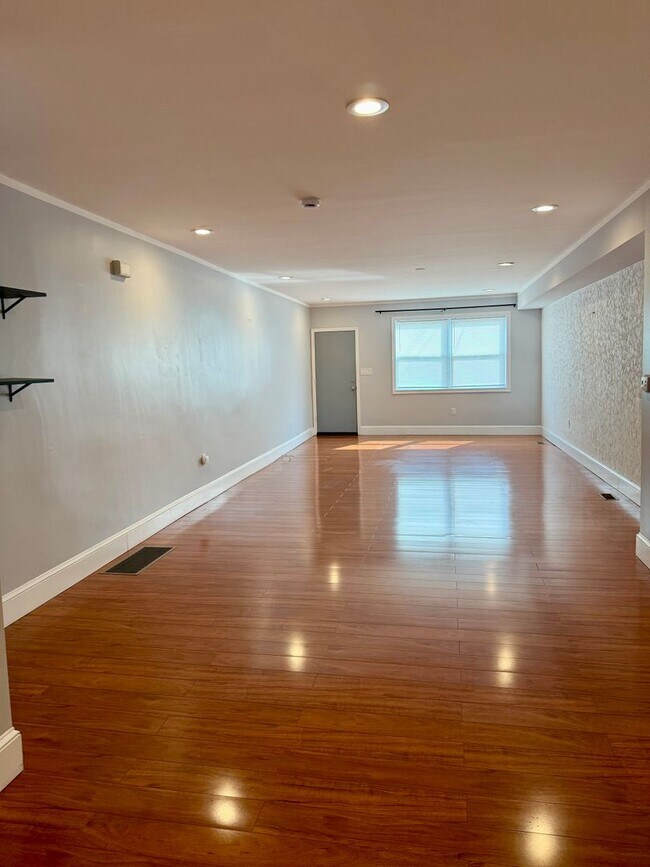 Foto del edificio - Spacious 3-Bedroom 1.5-Bathroom Home in Po...