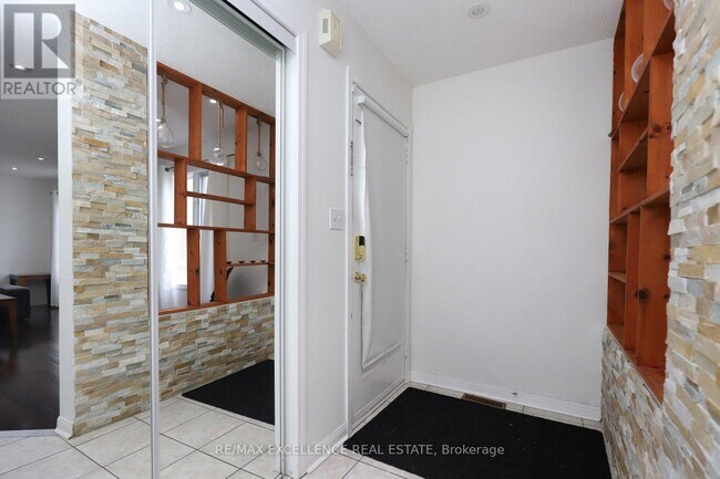 Building Photo - 106 Narrow Valley Crescent