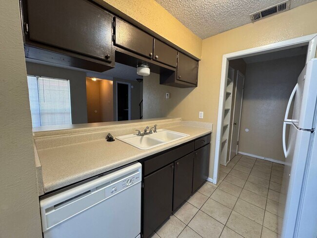 Foto del edificio - 1102 Covey Ln