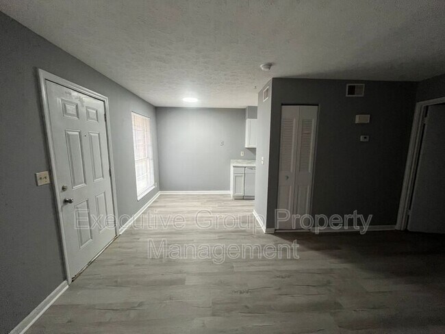 Foto del edificio - 246 Elmwood Dr