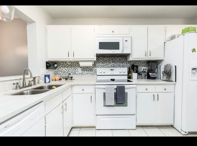 Building Photo - 1140 Hidden Cove Dr