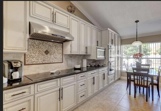 Building Photo - 2529 SW Grotto Cir