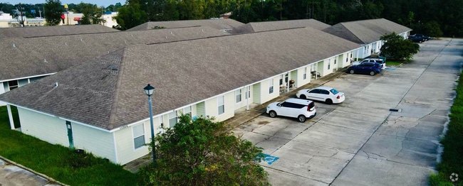 Building Photo - The Quarters Apartments