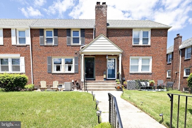 Building Photo - 17 Dowling Ave