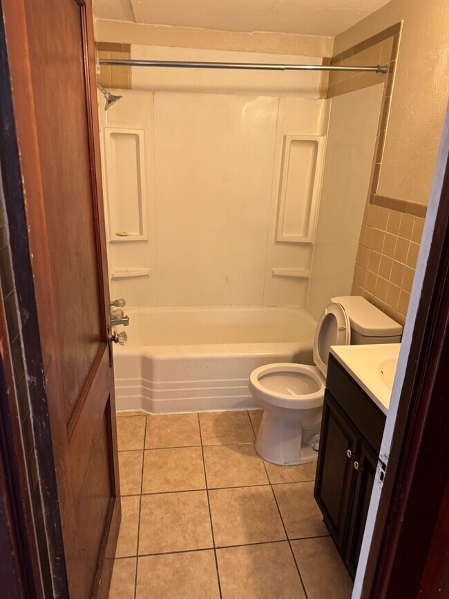 Building Photo - 1st floor unit 3 bedroom 1 bath. Nicely Do...
