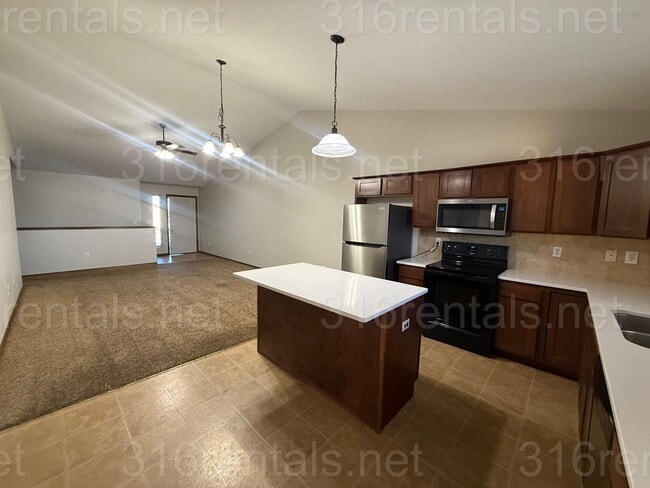 Foto del edificio - $1575 - 4 bedroom/ 2 bathroom - Gorgeous townhome!