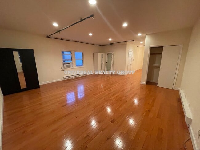 Building Photo - 250 3rd Ave