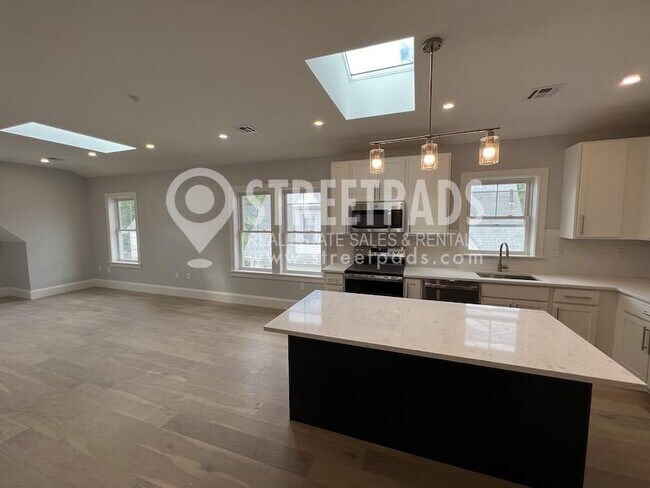 Building Photo - 3 bedroom in Boston MA 02135