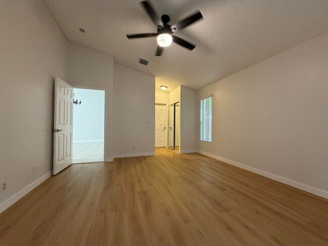Foto del edificio - 3386 Treasure Ln