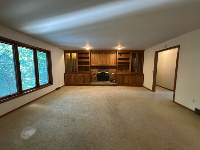Building Photo - Large Home in Forest Hills School District!