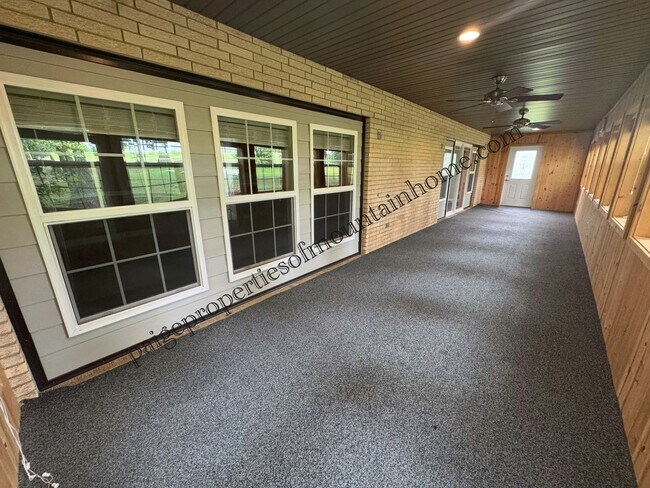 Building Photo - 4 Bed/2 Bath Home in Village Green