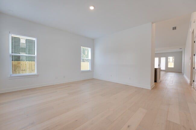 Foto del edificio - 451 E 7th St