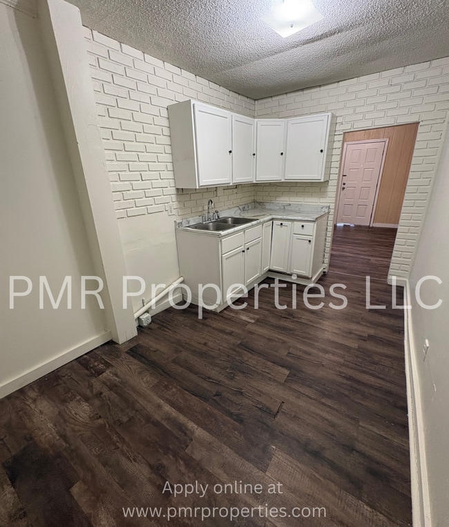 Building Photo - 2 Bedrooms / 1 Bathroom House