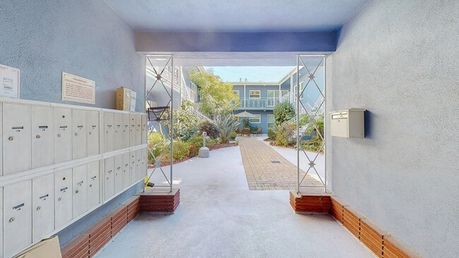 Building Photo - 11284 Montana Avenue