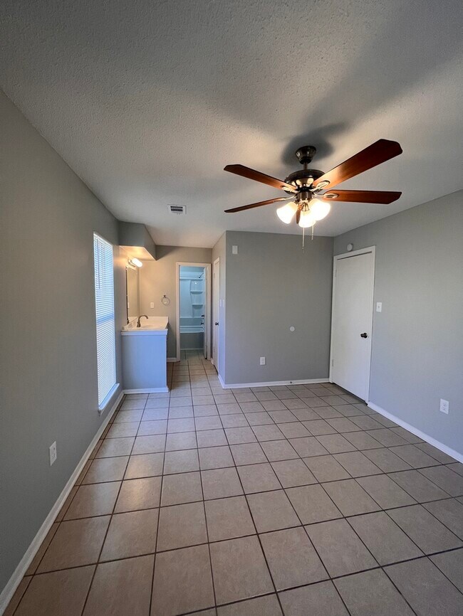 Foto del edificio - 6270 Jamestown Dr