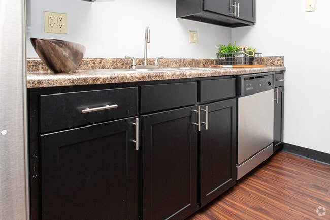 2BR, 1BA - 950 SF - Kitchen - Lexington Square