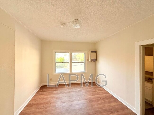 Building Photo - 1614 N Kenmore Ave