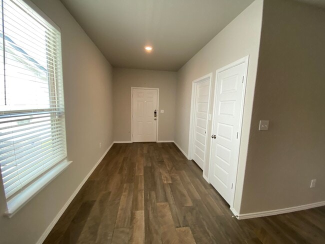 Building Photo - Fabulous 4/2 single story conveniently loc...