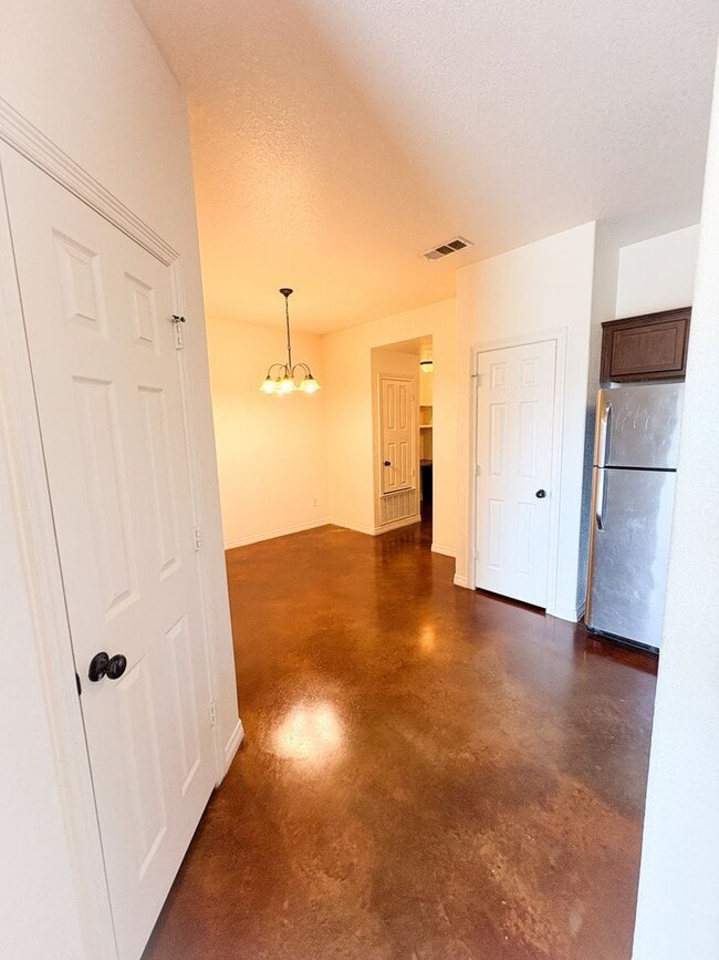 Building Photo - 602 Karey Dr