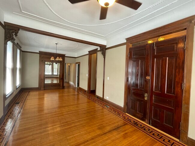 Building Photo - 930 W Roscoe St
