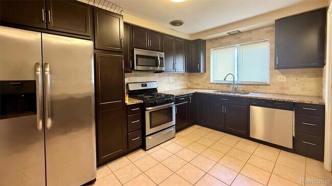 Foto del edificio - 24290 Eastwood St