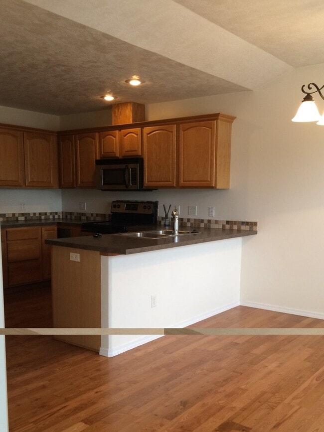 Building Photo - 3 Bed, 2.5 Bath on Sunnyside Hill!